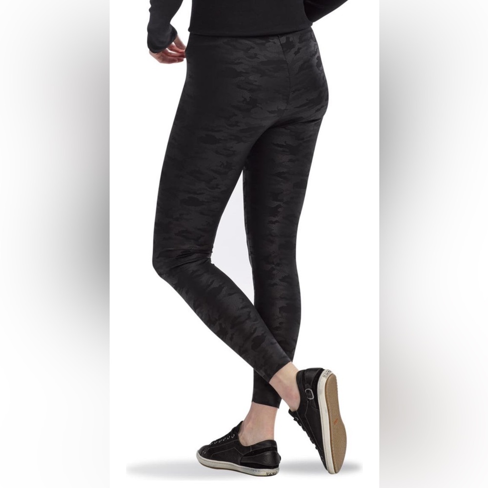 HUE HIGHRISE WEIGHTLESS CAMO PRINT LEGGINGS BLACK SIZE Large